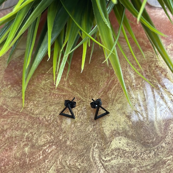 Black Geometric Triangle Earrings. Brand new. - Picture 4 of 4
